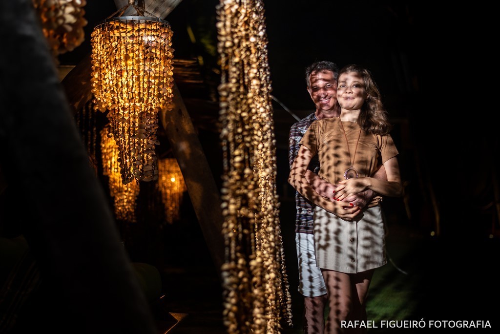 por do sol nascer muro alto porto de galinhas paisagem mar corais piscinas naturais nannai resort & spa fernando de noronha perfil sorriso felicidade amor casal sentado namorando ambiente romantico baixa luz lustres conchas do mar cortina de conchas