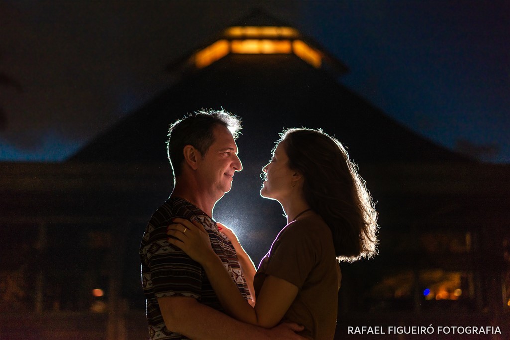 por do sol nascer muro alto porto de galinhas paisagem mar corais piscinas naturais nannai resort & spa fernando de noronha perfil sorriso felicidade amor casal sentado namorando ambiente romantico baixa luz recorte silhoueta