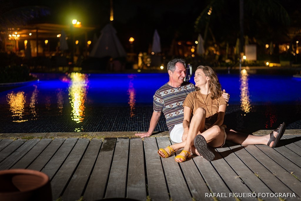 por do sol nascer muro alto porto de galinhas paisagem mar corais piscinas naturais nannai resort & spa fernando de noronha perfil sorriso felicidade amor casal sentado namorando ambiente romantico baixa luz piscina iluminada azul deck madeira