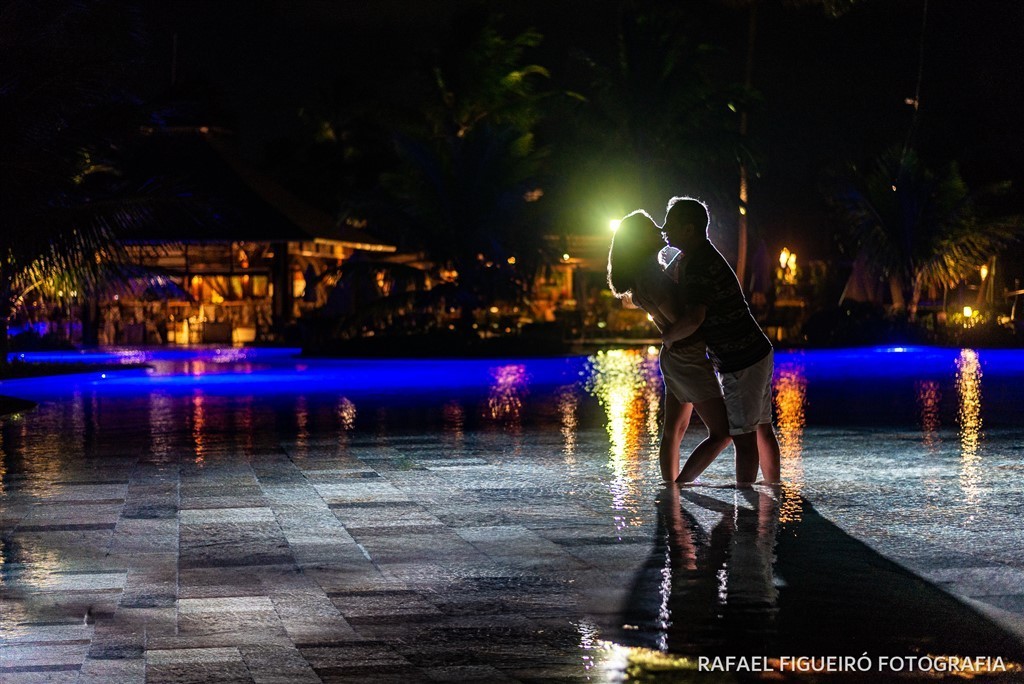 por do sol nascer muro alto porto de galinhas paisagem mar corais piscinas naturais nannai resort & spa fernando de noronha perfil sorriso felicidade amor casal sentado namorando ambiente romantico baixa luz piscina iluminada azul recorte silhoueta beijo