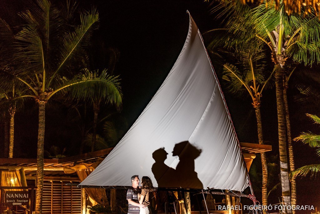 por do sol nascer muro alto porto de galinhas paisagem mar corais piscinas naturais nannai resort & spa fernando de noronha perfil sorriso felicidade amor casal sentado namorando ambiente romantico jangada nannai sombras namorando vela branca pano tecido
