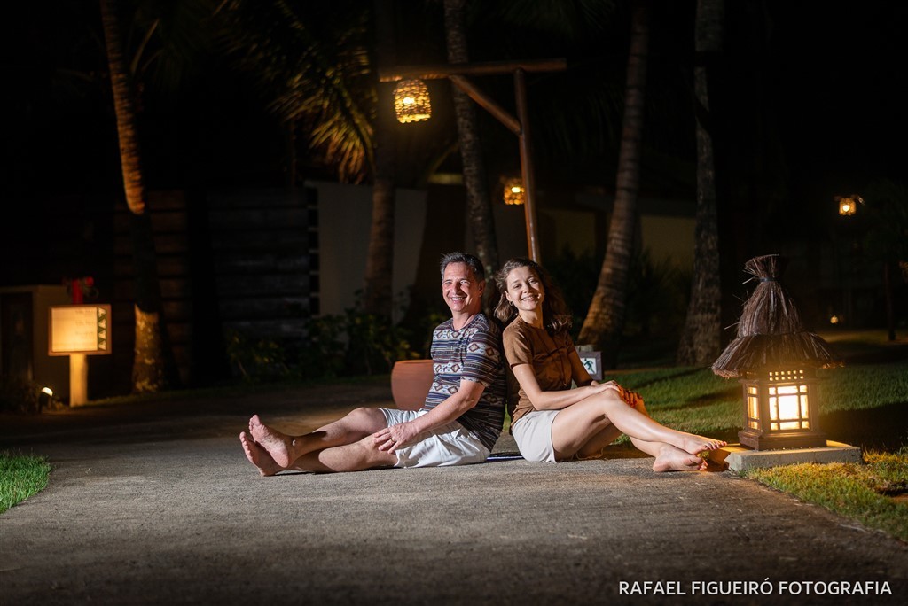 por do sol nascer muro alto porto de galinhas paisagem mar corais piscinas naturais nannai resort & spa fernando de noronha perfil sorriso felicidade amor casal sentado namorando ambiente romantico baixa luz luminária nannai resort caminho sentado chão