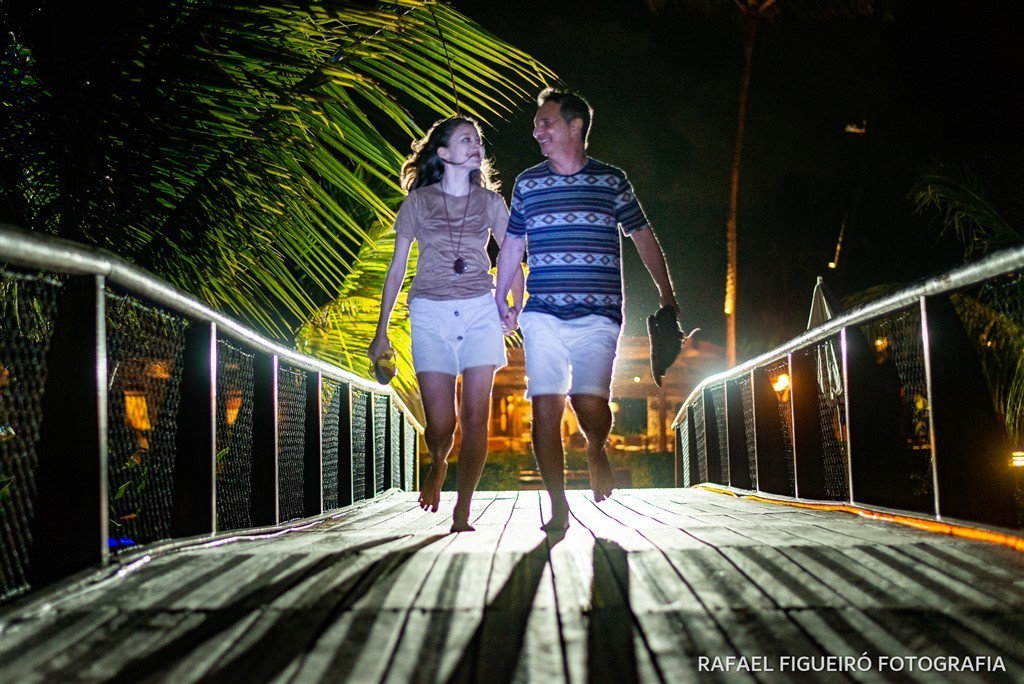 por do sol nascer muro alto porto de galinhas paisagem mar corais piscinas naturais nannai resort & spa fernando de noronha perfil sorriso felicidade amor casal sentado namorando ambiente romantico contra luz correndo ponte linhas convergencia