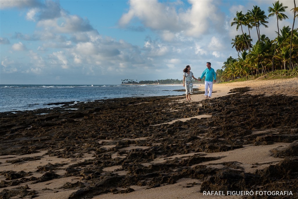 por do sol nascer muro alto porto de galinhas paisagem mar corais piscinas naturais nannai resort & spa fernando de noronha caminhando 
 maos dadas contra luz raios