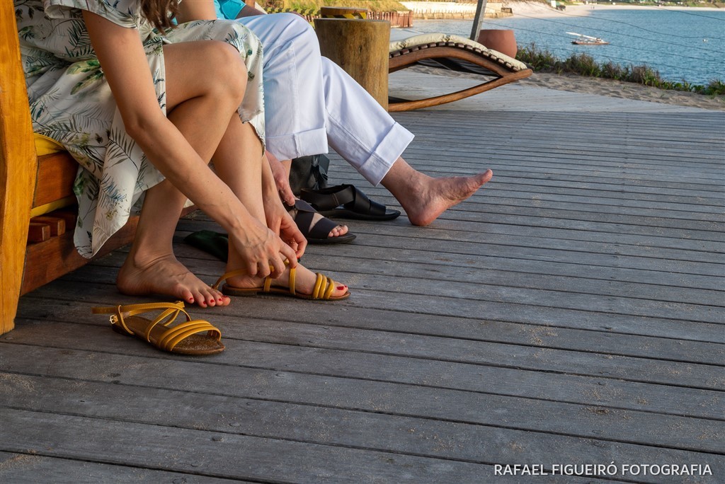 por do sol nascer muro alto porto de galinhas paisagem mar corais piscinas naturais nannai resort & spa fernando de noronha pes calçando calçados sapatos deck chinelo couro