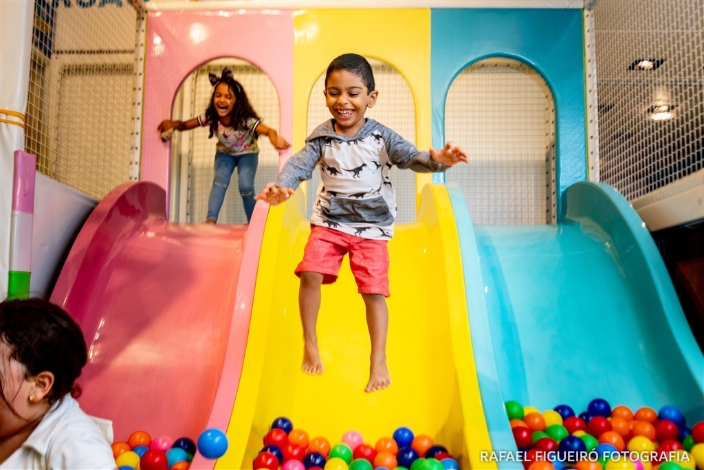criança brincando game box shopping tacaruna rafael figueiro fotografia infantil kids recife pe olinda escorrego pulando