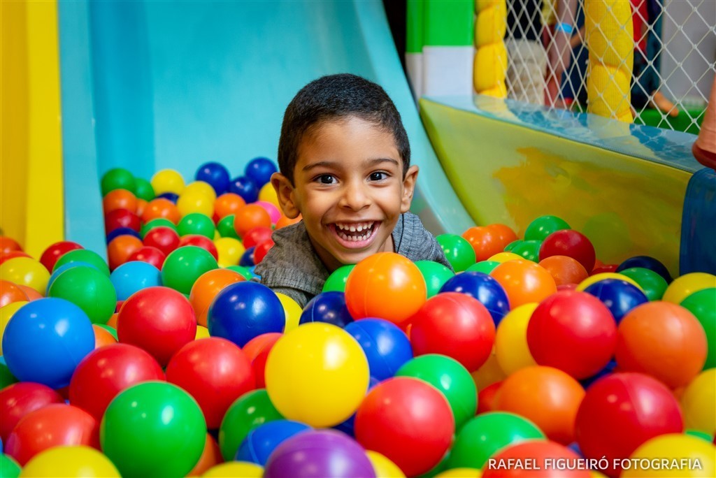 criança brincando game box shopping tacaruna rafael figueiro fotografia infantil kids recife pe olinda piscina de bolas coloridas escorrego