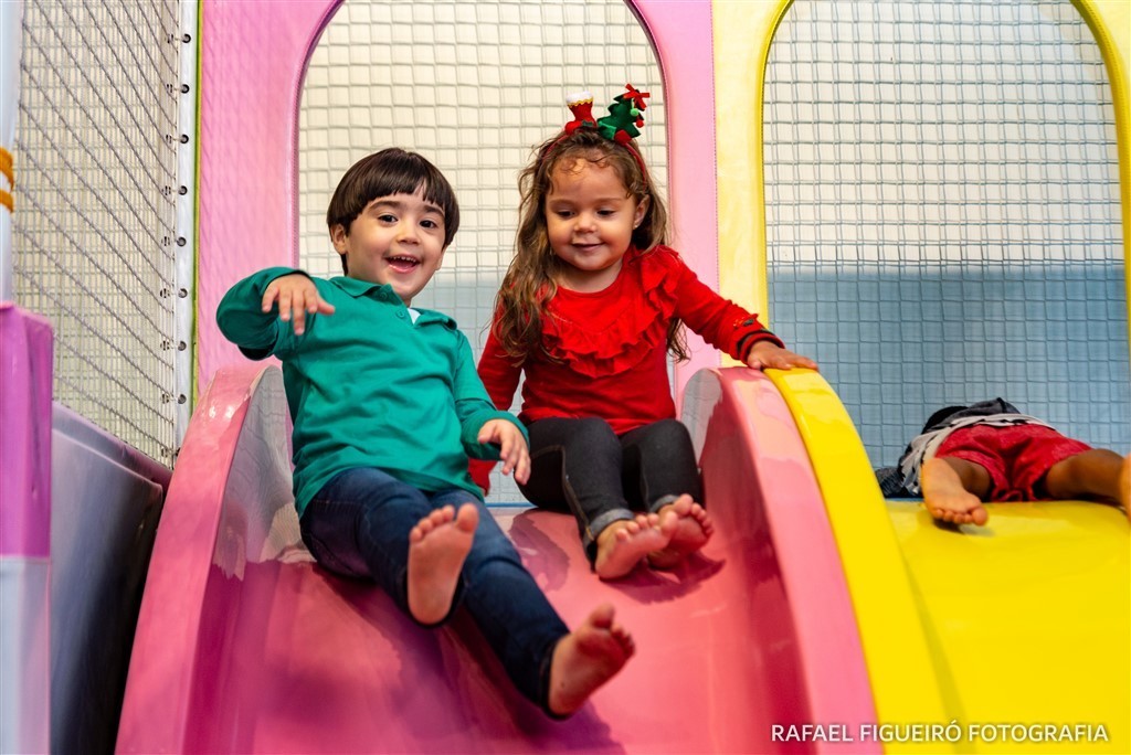 criança brincando game box shopping tacaruna rafael figueiro fotografia infantil kids recife pe olinda piscina de bolas coloridas escorrego