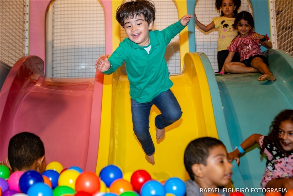 criança brincando game box shopping tacaruna rafael figueiro fotografia infantil kids recife pe olinda piscina de bolas coloridas escorrego pulando salto