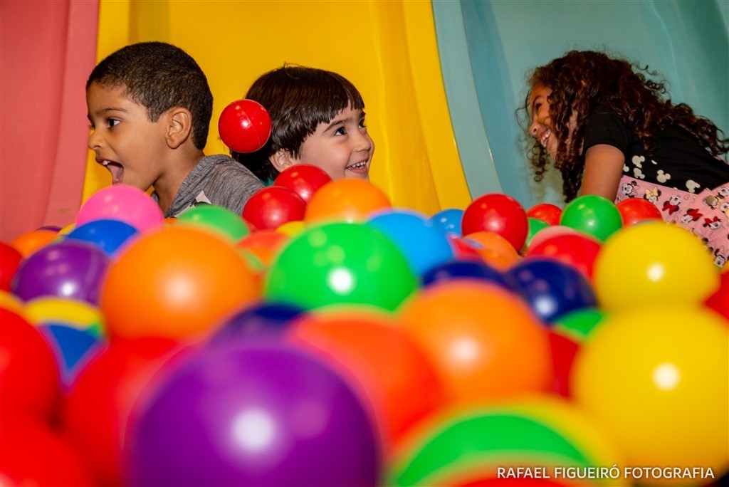 criança brincando game box shopping tacaruna rafael figueiro fotografia infantil kids recife pe olinda piscina de bolas coloridas escorrego