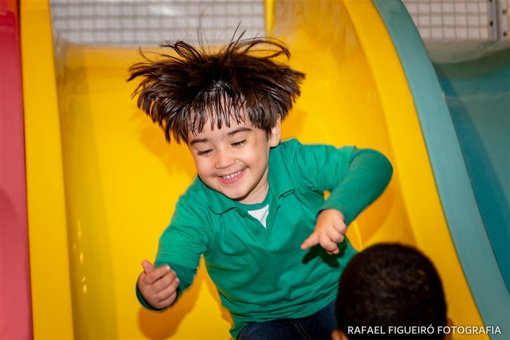 criança brincando game box shopping tacaruna rafael figueiro fotografia infantil kids recife pe olinda piscina de bolas coloridas escorrego pulando salto cabelo em pé