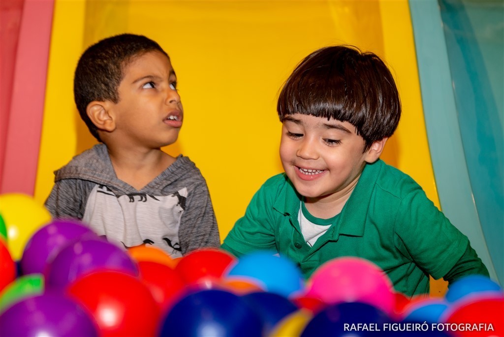 criança brincando game box shopping tacaruna rafael figueiro fotografia infantil kids recife pe olinda piscina de bolas coloridas escorrego