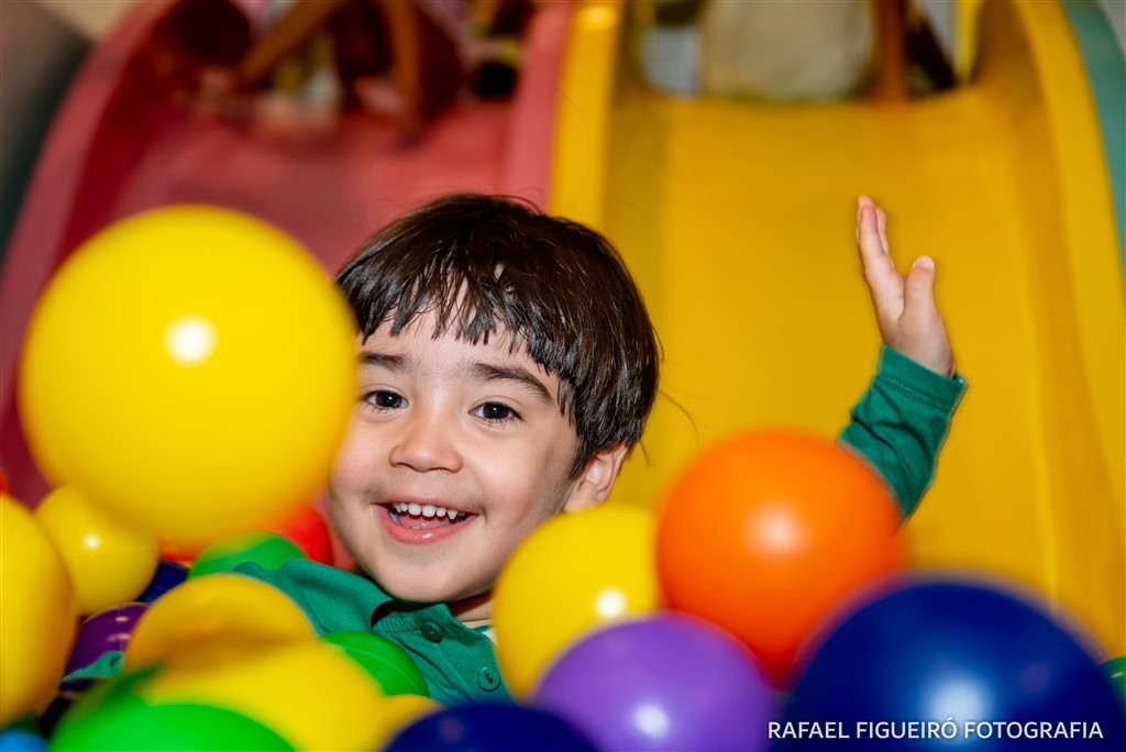 criança brincando game box shopping tacaruna rafael figueiro fotografia infantil kids recife pe olinda piscina de bolas coloridas escorrego