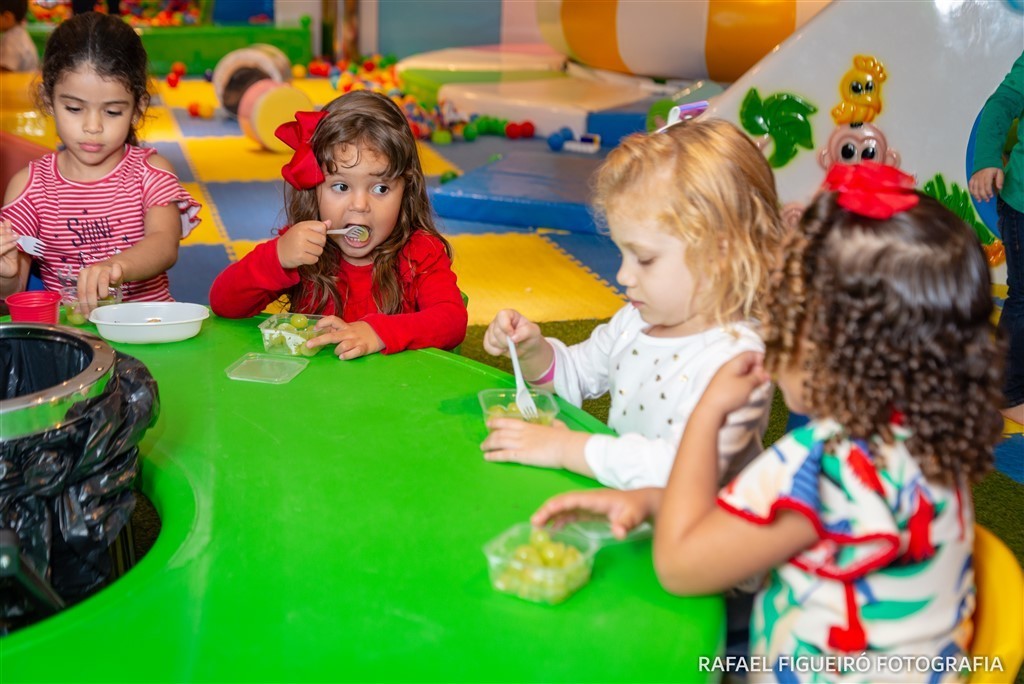 criança brincando game box shopping tacaruna rafael figueiro fotografia infantil kids recife pe olindacomendo uva lanche piquenique
