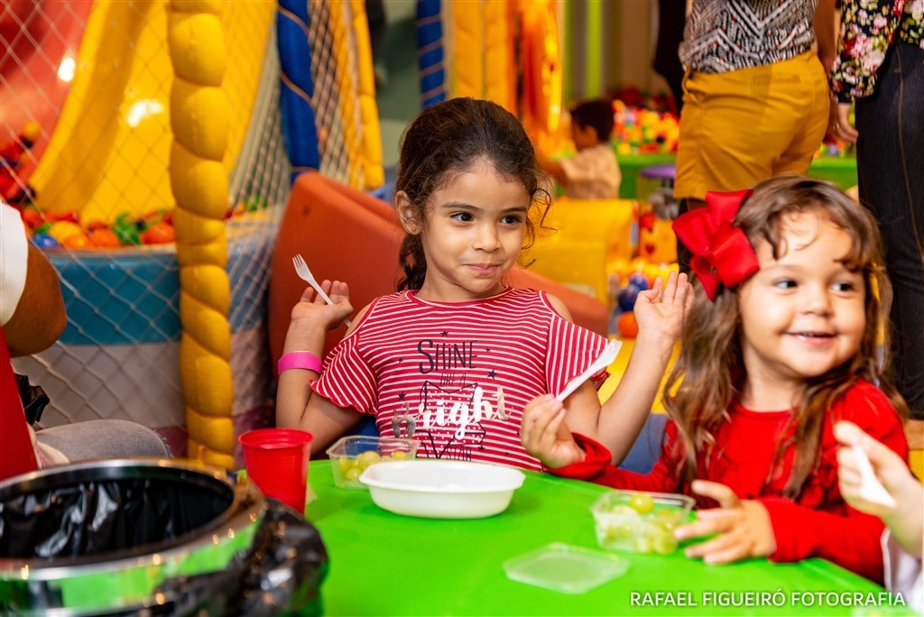 criança brincando game box shopping tacaruna rafael figueiro fotografia infantil kids recife pe olindacomendo uva lanche piquenique