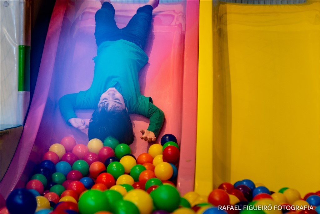 criança brincando game box shopping tacaruna rafael figueiro fotografia infantil kids recife pe olinda piscina de bolas coloridas escorrego