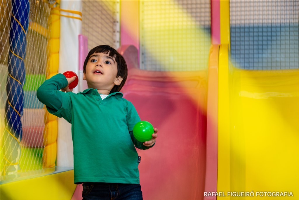 criança brincando game box shopping tacaruna rafael figueiro fotografia infantil kids recife pe olinda bolas coloridas piscina jogando segurando