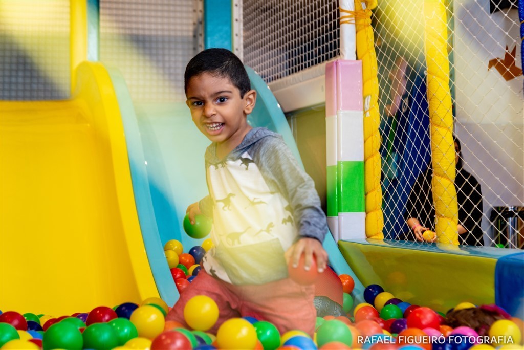 criança brincando game box shopping tacaruna rafael figueiro fotografia infantil kids recife pe olinda piscina de bolas coloridas