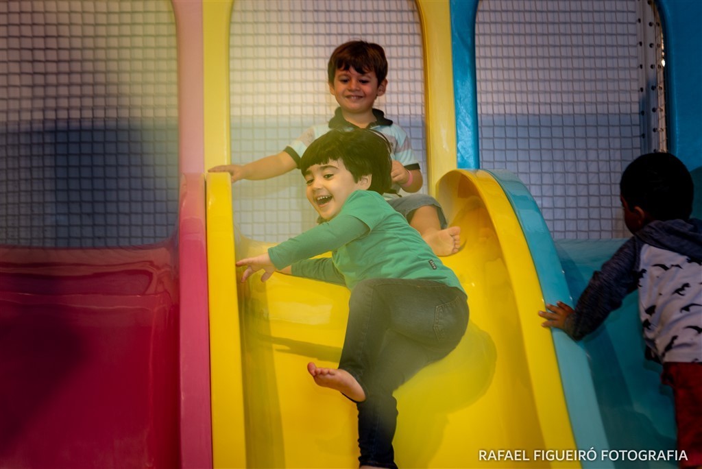 criança brincando game box shopping tacaruna rafael figueiro fotografia infantil kids recife pe olinda pulando escorrego piscina de bolas