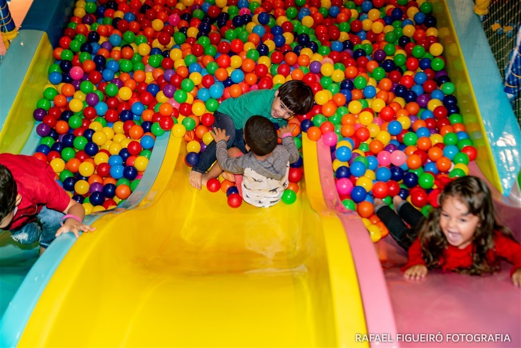 criança brincando game box shopping tacaruna rafael figueiro fotografia infantil kids piscina de bolas coloridas  recife pe olinda