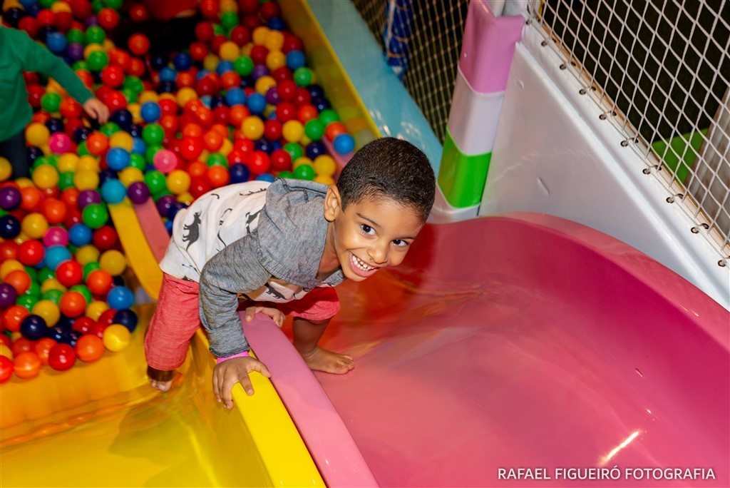 criança brincando game box shopping tacaruna rafael figueiro fotografia infantil kids recife pe olinda piscina de bolas coloridas subindo