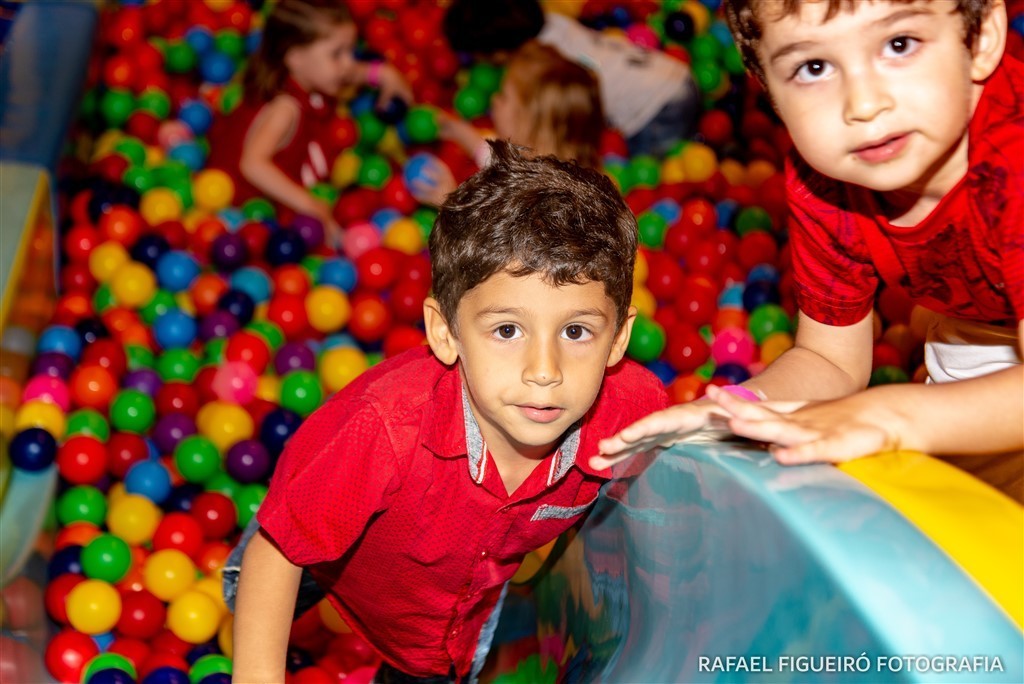 criança brincando game box shopping tacaruna rafael figueiro fotografia infantil kids recife pe olinda piscina de bolas coloridas