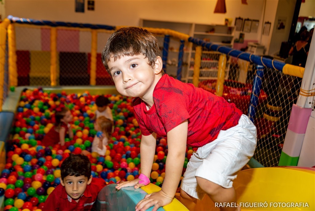 criança brincando game box shopping tacaruna rafael figueiro fotografia infantil kids recife pe olinda piscina de bolas coloridas