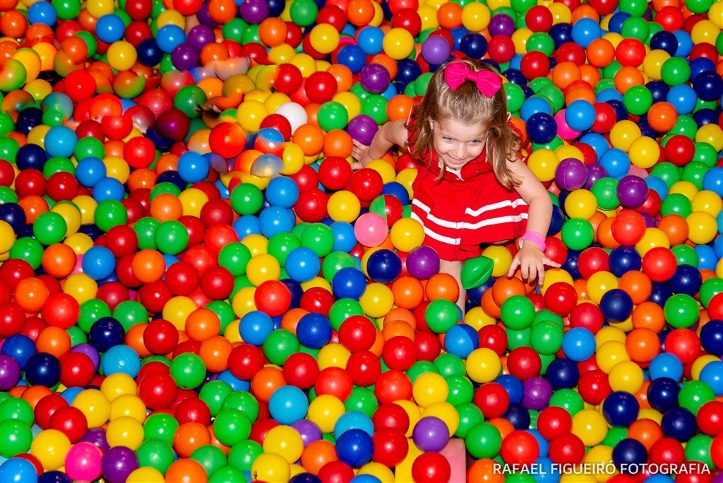 criança brincando game box shopping tacaruna rafael figueiro fotografia infantil kids recife pe olinda piscina de bolas coloridas