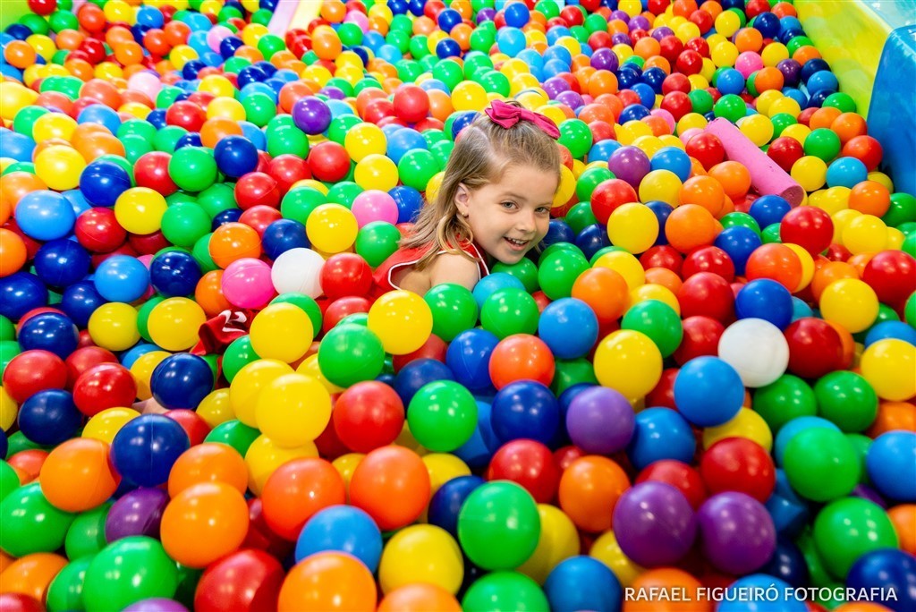 criança brincando game box shopping tacaruna rafael figueiro fotografia infantil kids recife pe olinda piscina de bolas coloridas