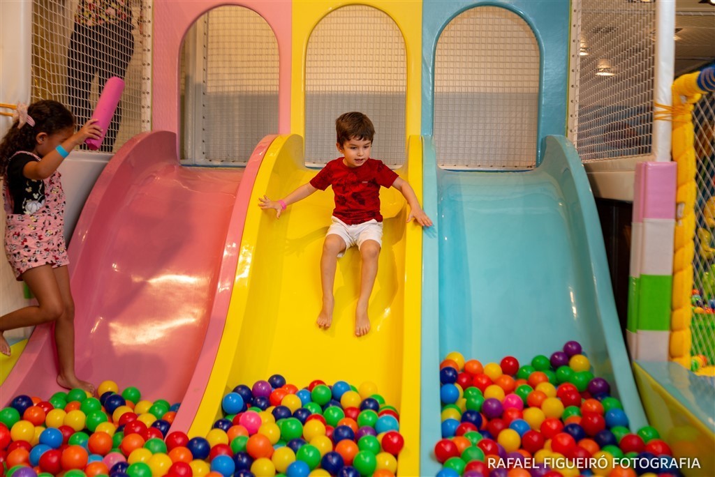 criança brincando game box shopping tacaruna rafael figueiro fotografia infantil kids recife pe olinda piscina de bolas coloridas escorrego   