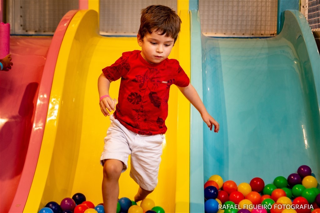 criança brincando game box shopping tacaruna rafael figueiro fotografia infantil kids recife pe olindacriança brincando game box shopping tacaruna rafael figueiro fotografia infantil kids recife pe olinda piscina de bolas coloridas
