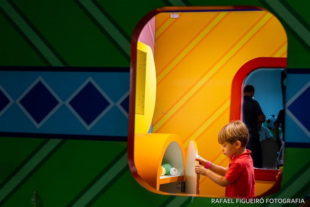 criança brincando game box shopping tacaruna rafael figueiro fotografia infantil kids recife pe olinda janela moldura