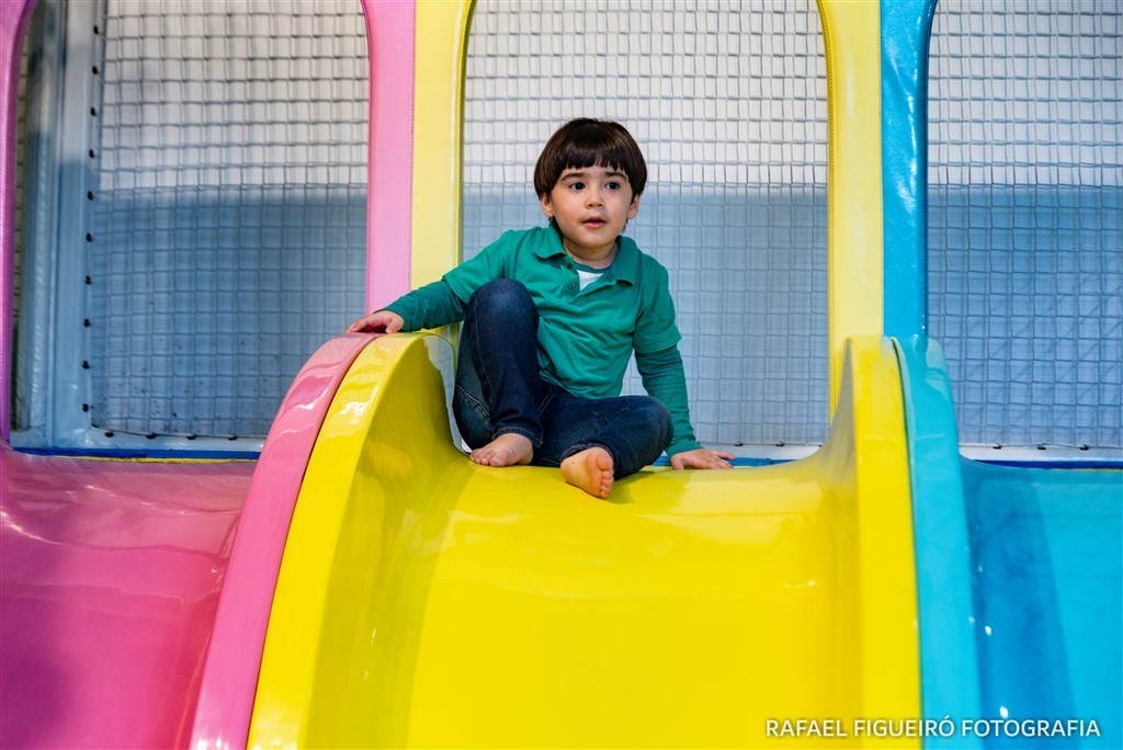 criança brincando game box shopping tacaruna rafael figueiro fotografia infantil kids recife pe olinda piscina de bolas coloridas escorrego colorido