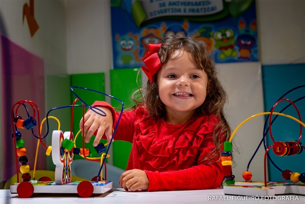 criança brincando game box shopping tacaruna rafael figueiro fotografia infantil kids recife pe olinda arames coloridos retrô