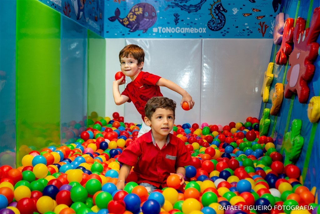 criança brincando game box shopping tacaruna rafael figueiro fotografia infantil kids recife pe olinda piscina de bolas coloridas