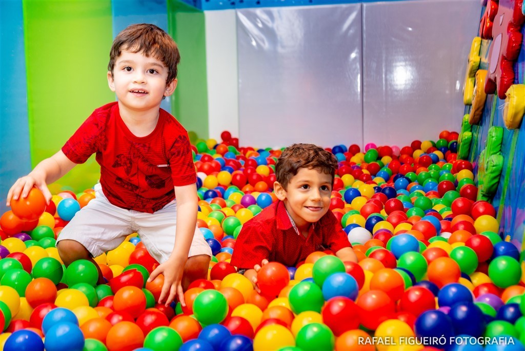 criança brincando game box shopping tacaruna rafael figueiro fotografia infantil kids recife pe olinda piscina de bolas coloridas