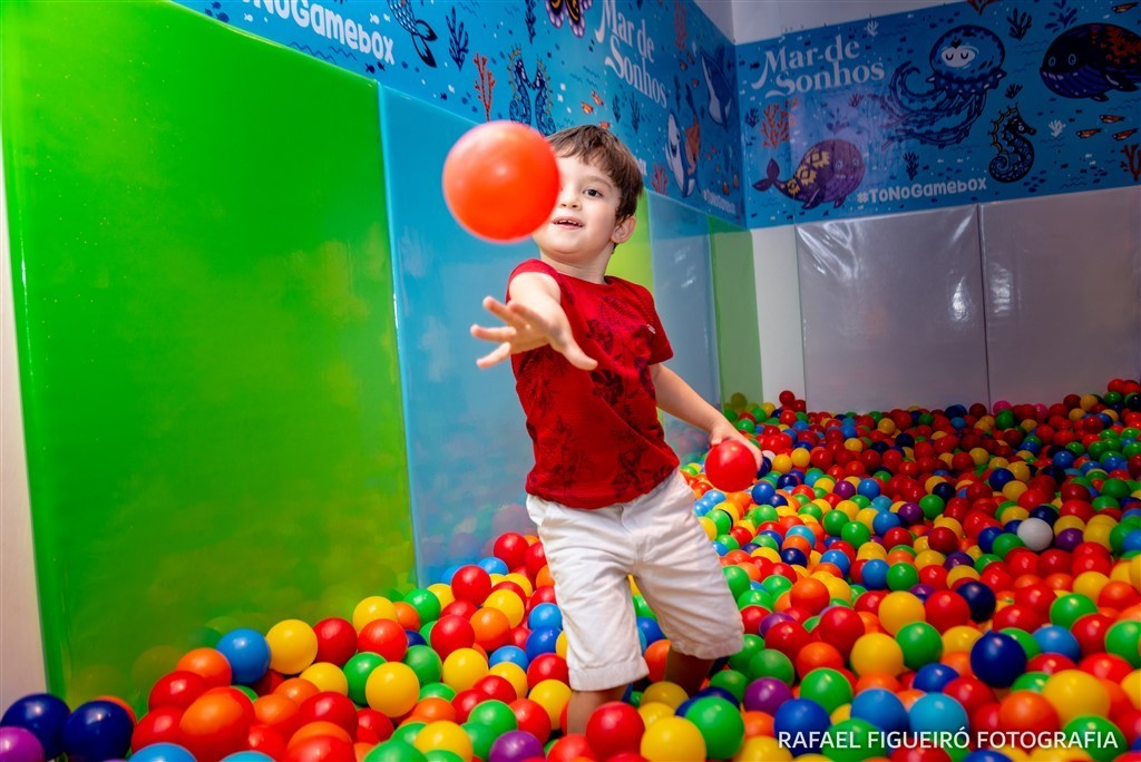 criança brincando game box shopping tacaruna rafael figueiro fotografia infantil kids recife pe olinda piscina de bolas coloridas