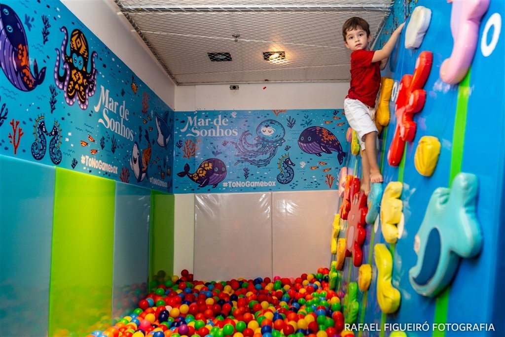 criança brincando game box shopping tacaruna rafael figueiro fotografia infantil kids recife pe olinda piscina de bolas coloridas