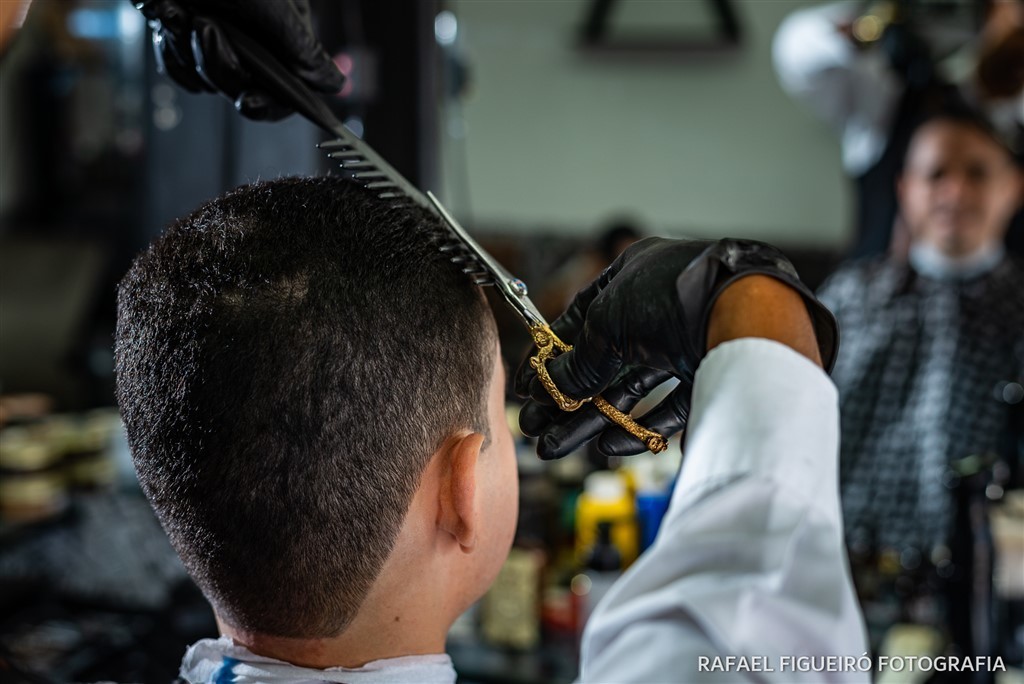 Binha Barber Shop noivo pano caveirinhas preto e branco masculino barbearia spray molhado molhando corte de cabelo tesoura ornamentada dourado