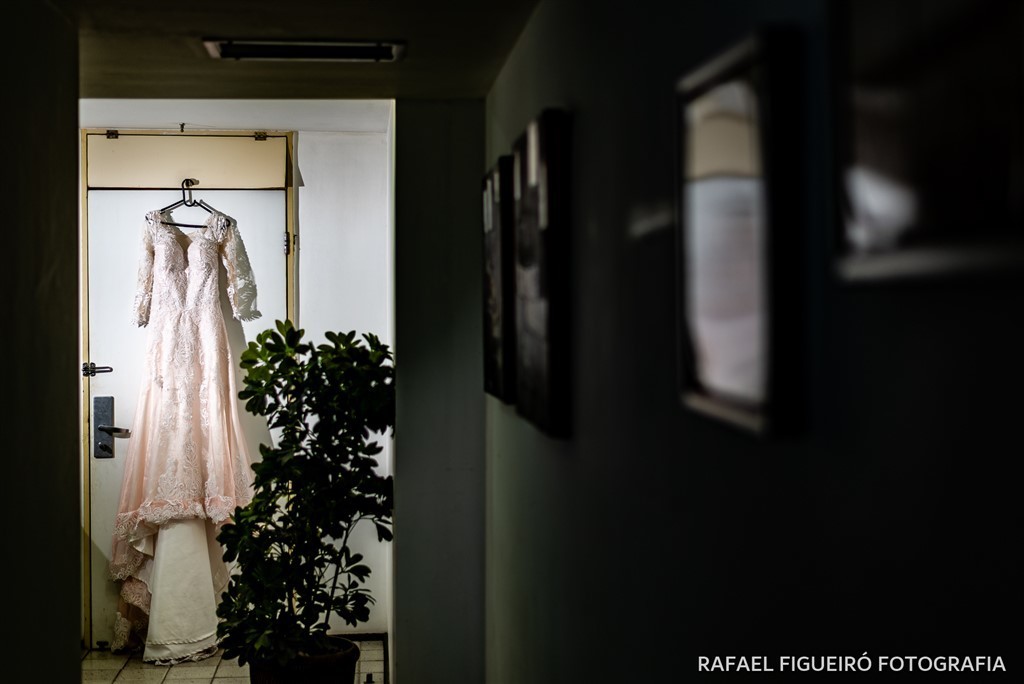 vestido de noiva pendurado na porta corredor luz pontual karen gava atelier