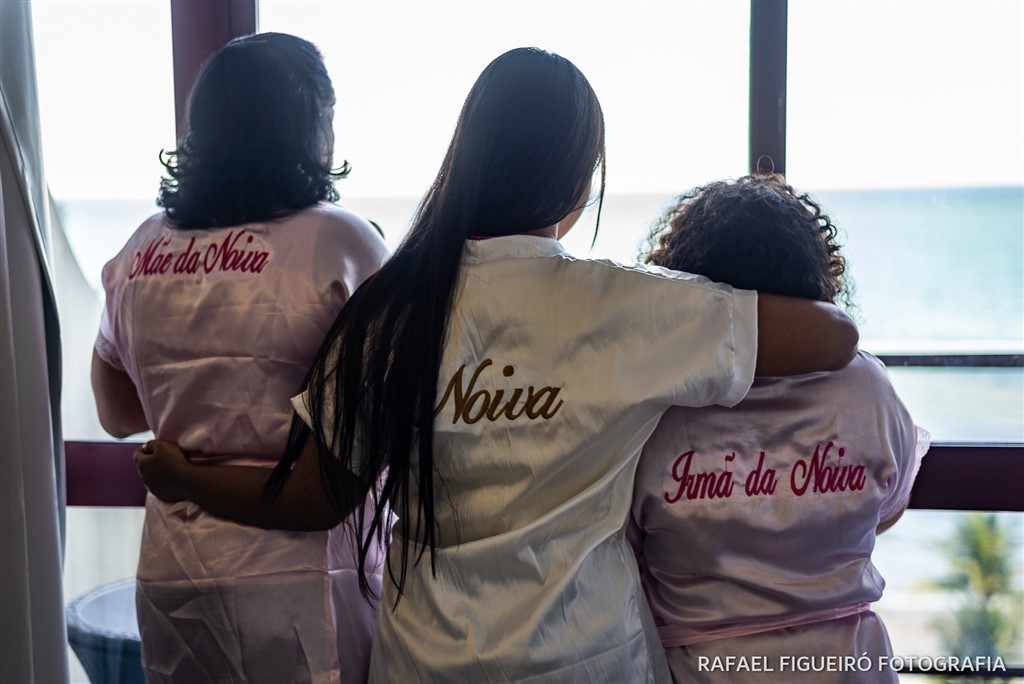mae da noiva irma da noiva e noiva olhando paisagem janelão hotel golden beach piedade