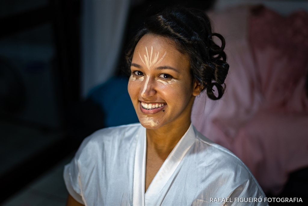 noiva iniciando maquiagem base aborígene africano 