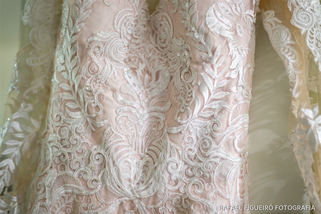 detalhe do vestido de noiva Karen Gava atelier renda bordado