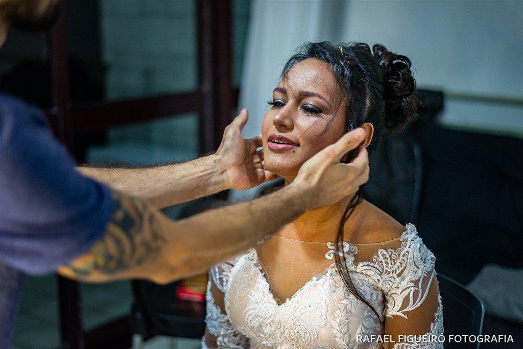 noiva chorando lágrima escorrendo carinho cuidado maquiador robson montenegro