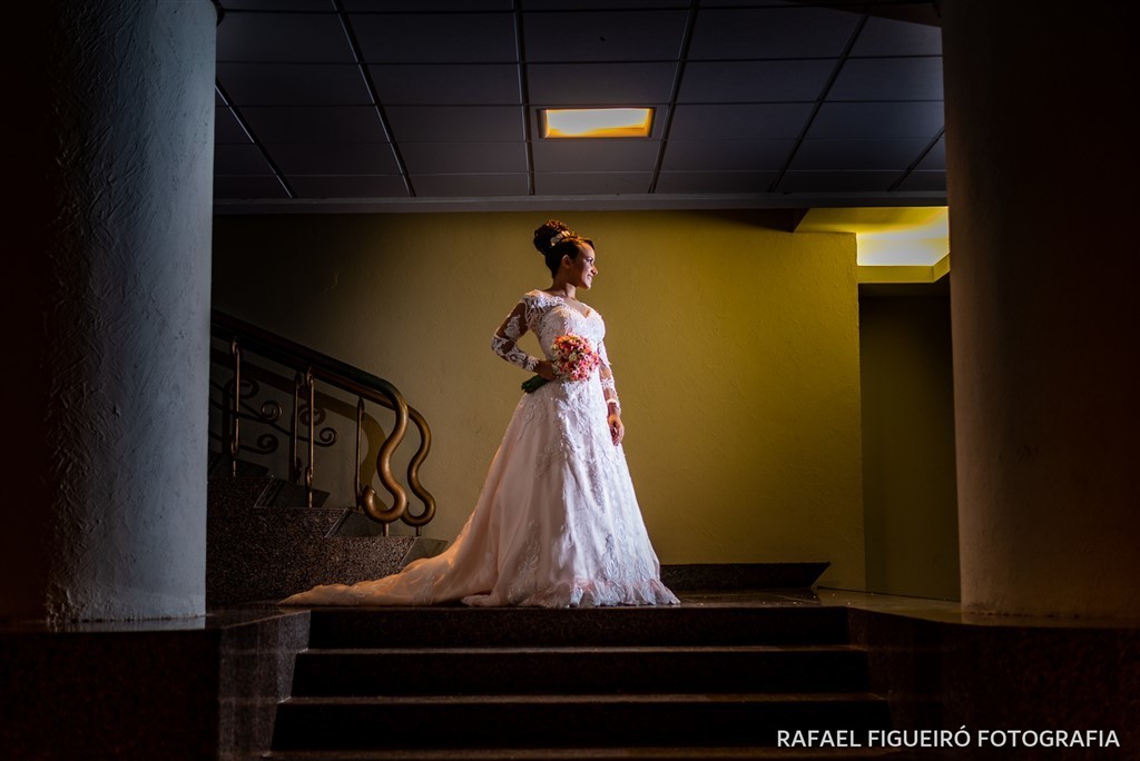noiva descendo escada detalhe sombras linhas bouquet sorriso golden beach piedade