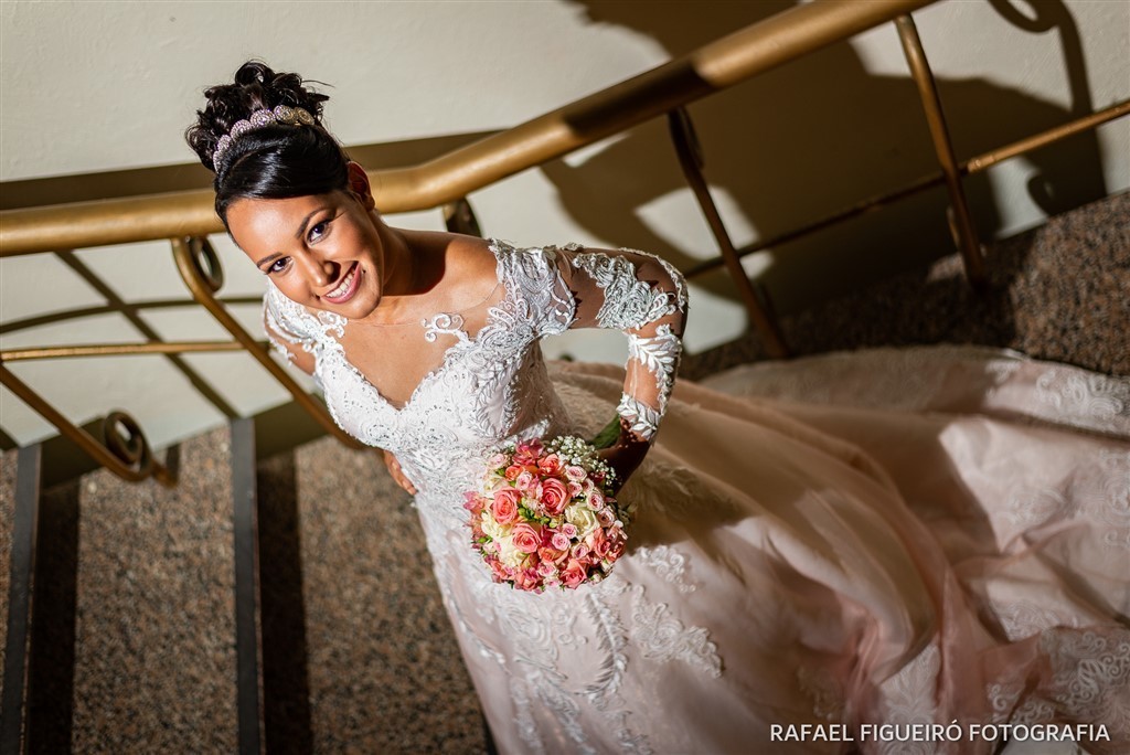noiva descendo escada detalhe sombras linhas bouquet sorriso golden beach piedade