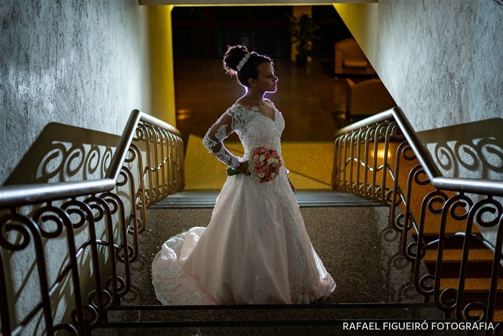 noiva descendo escada detalhe sombras linhas bouquet sorriso golden beach piedade