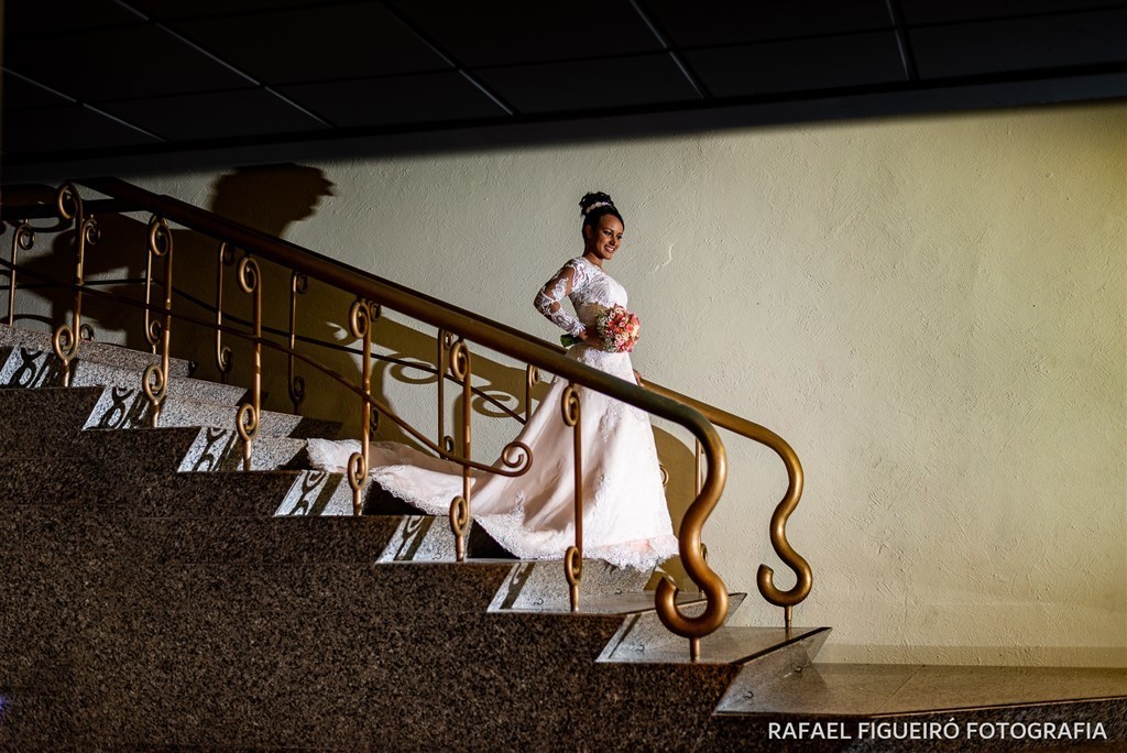 noiva descendo escada detalhe sombras linhas bouquet sorriso golden beach piedade