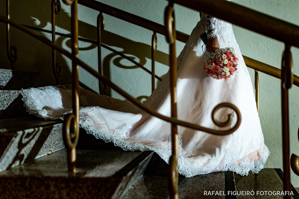 noiva descendo escada detalhe sombras linhas bouquet golden beach piedade