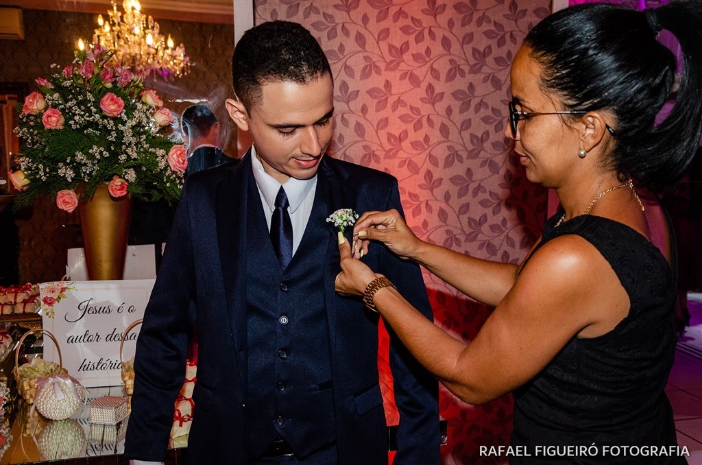 noivo colocando lapela cris olímpio cerimonial